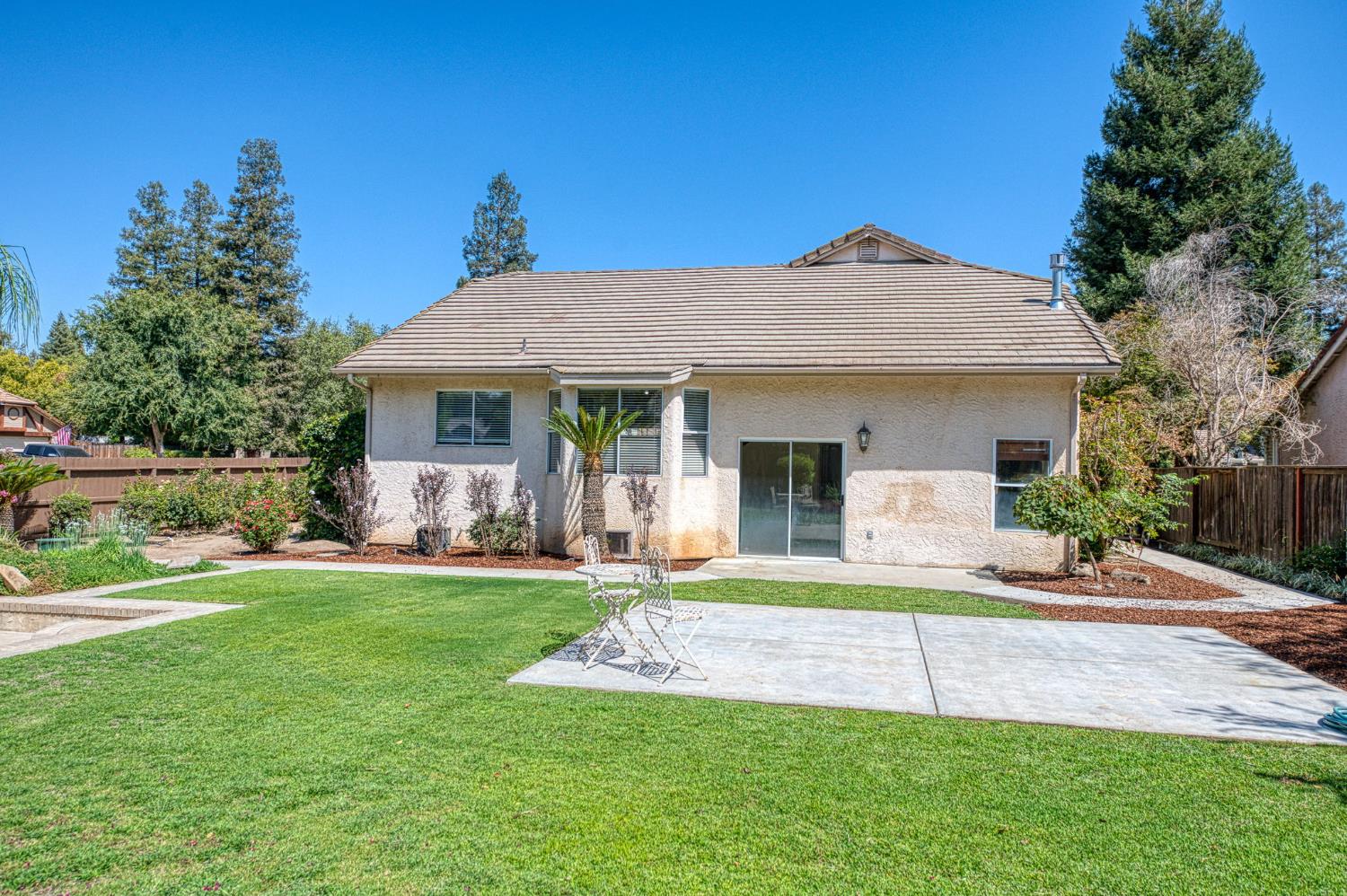 1170 N Homsy Ave, Clovis, CA 93611