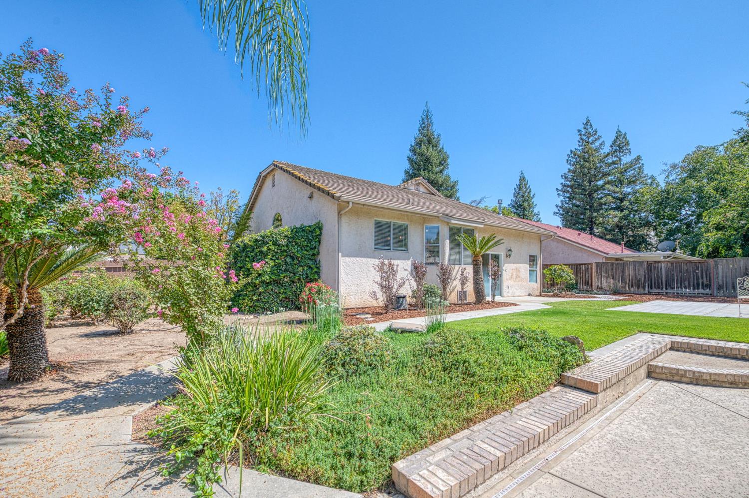 1170 N Homsy Ave, Clovis, CA 93611