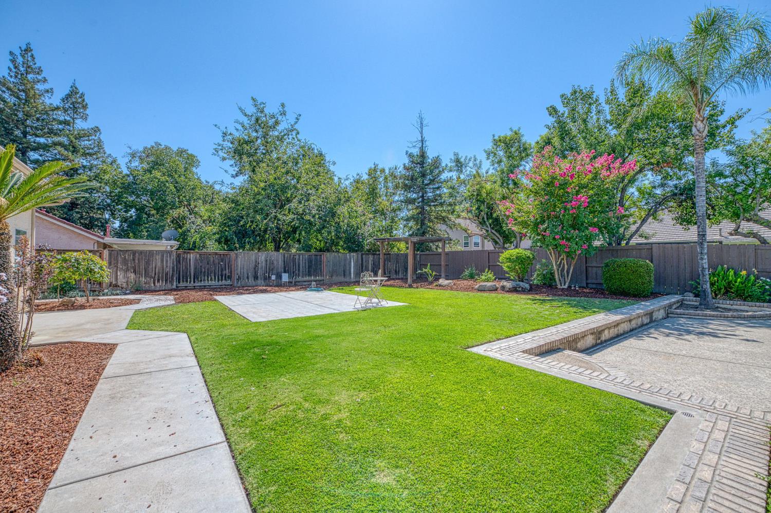 1170 N Homsy Ave, Clovis, CA 93611