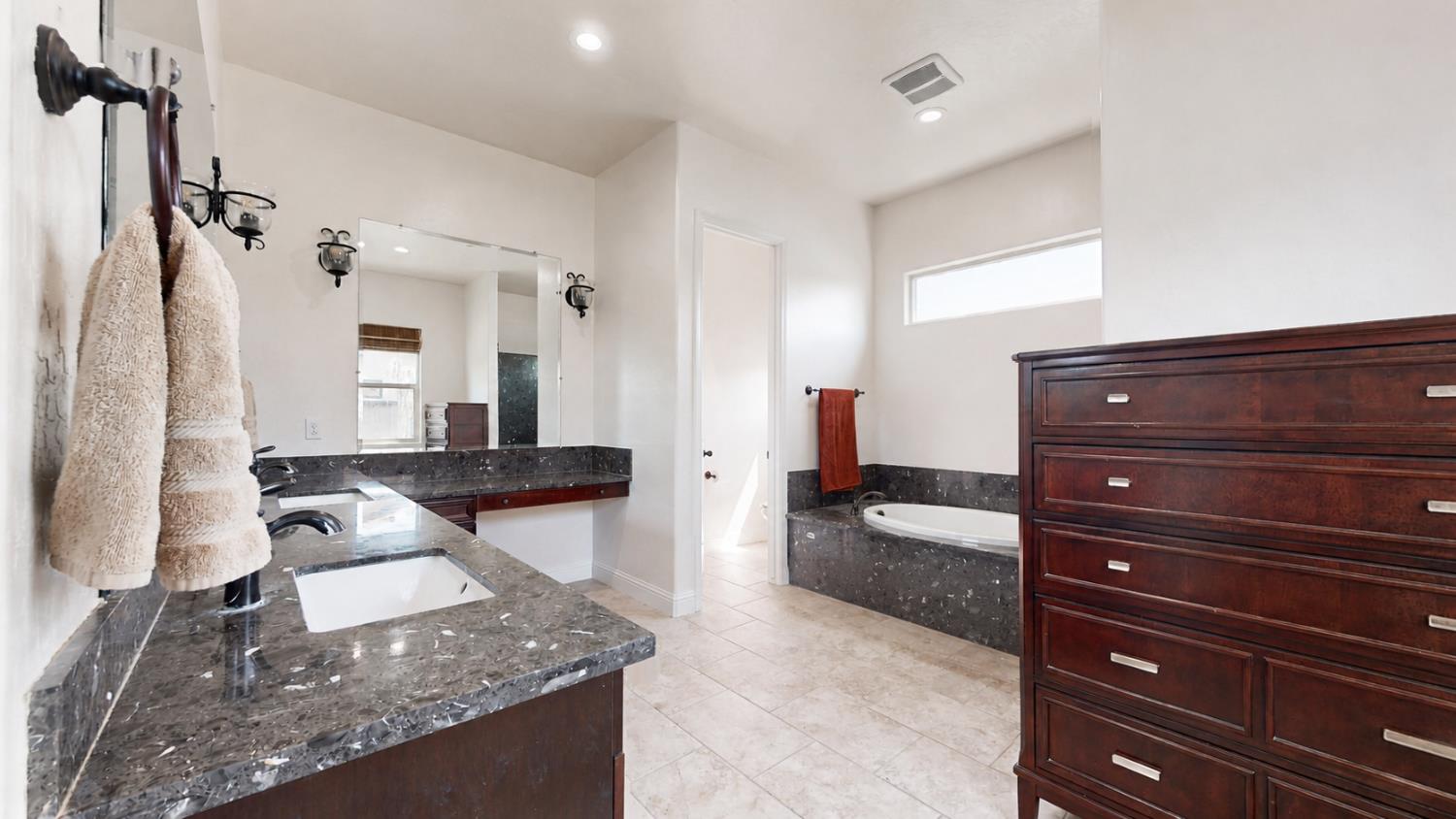 10963 E Egret, Clovis, CA 93619