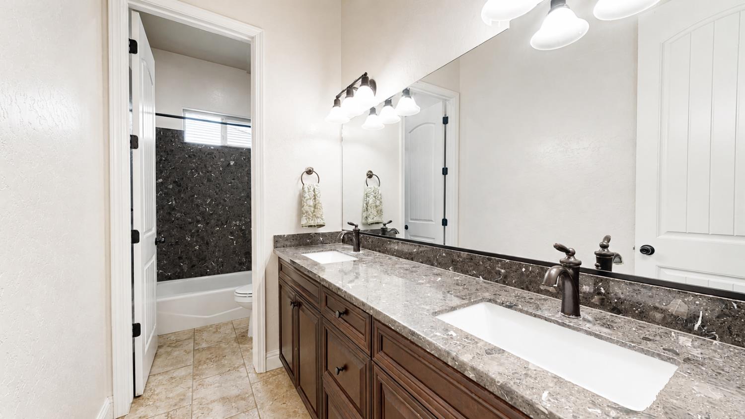 10963 E Egret, Clovis, CA 93619