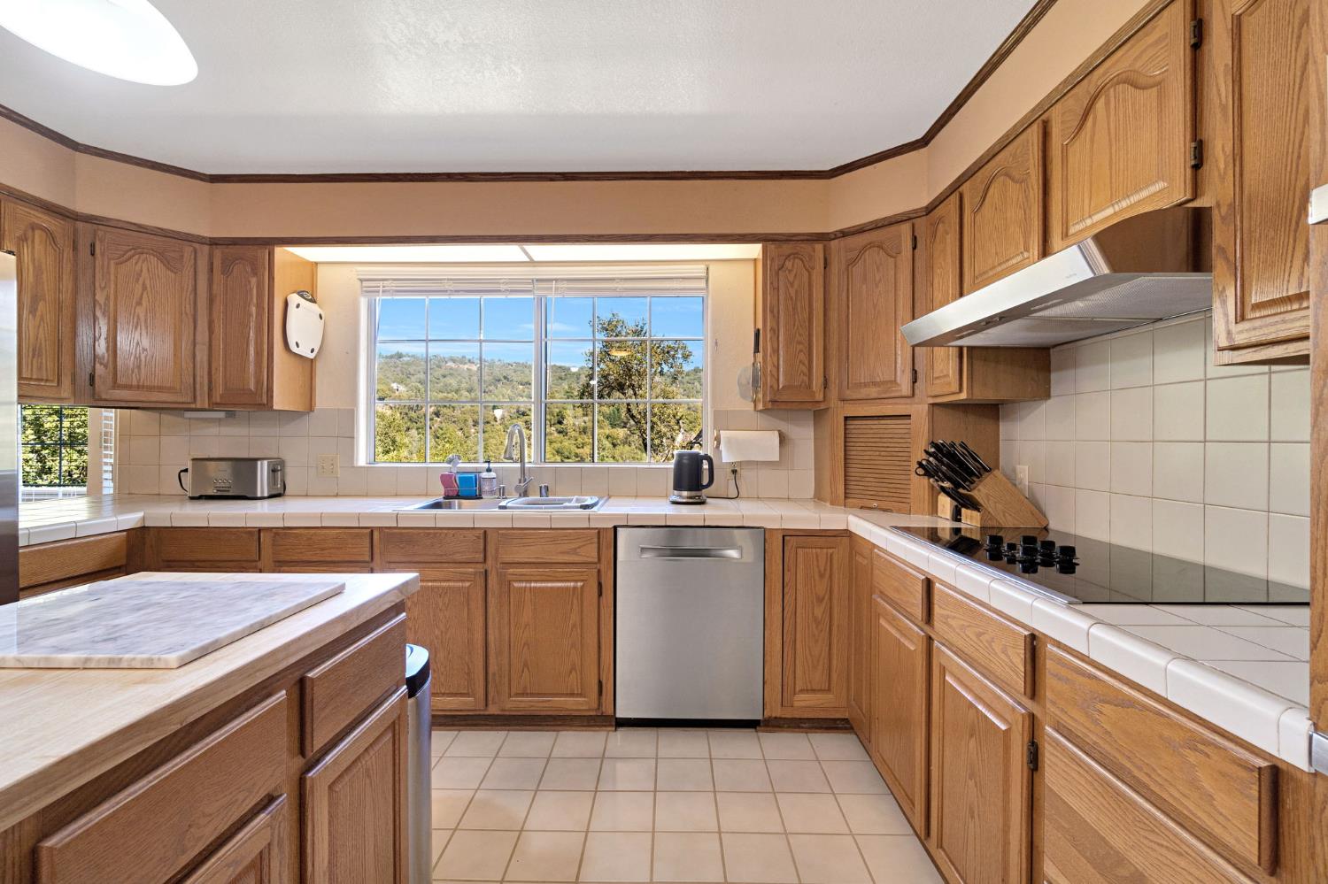 39309 Forest Park Ln, Oakhurst, CA 93644