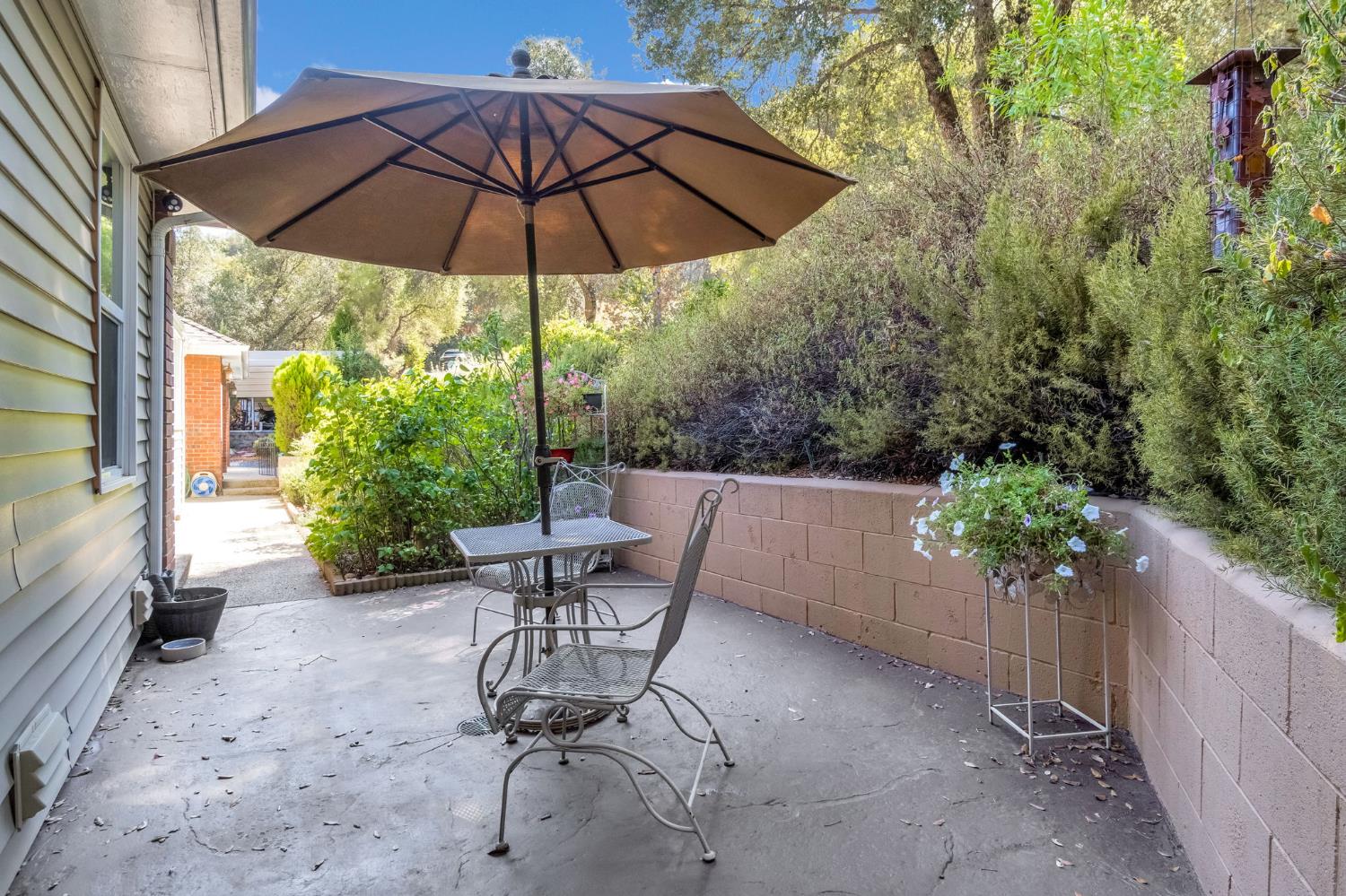 39309 Forest Park Ln, Oakhurst, CA 93644