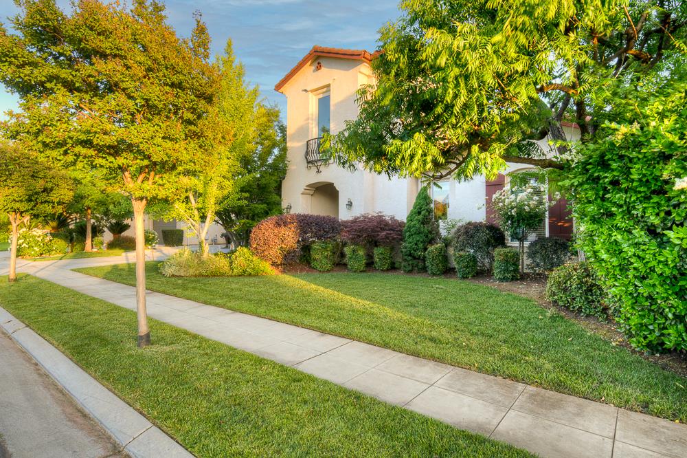 172 Omaha Ave, Clovis, CA 93619
