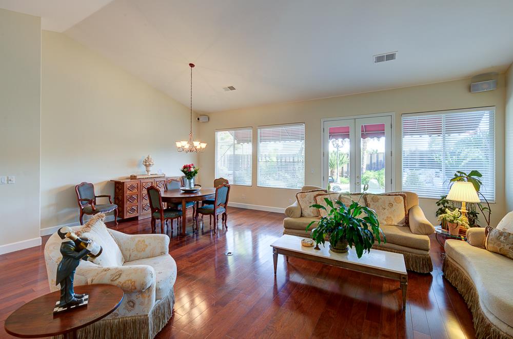 172 Omaha Ave, Clovis, CA 93619