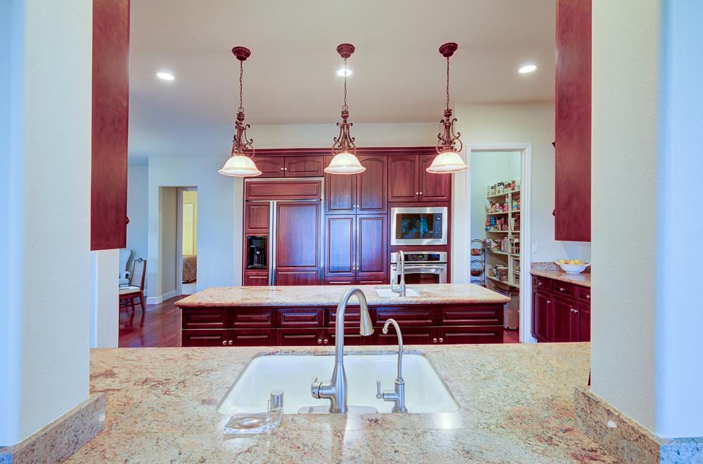 172 Omaha Ave, Clovis, CA 93619