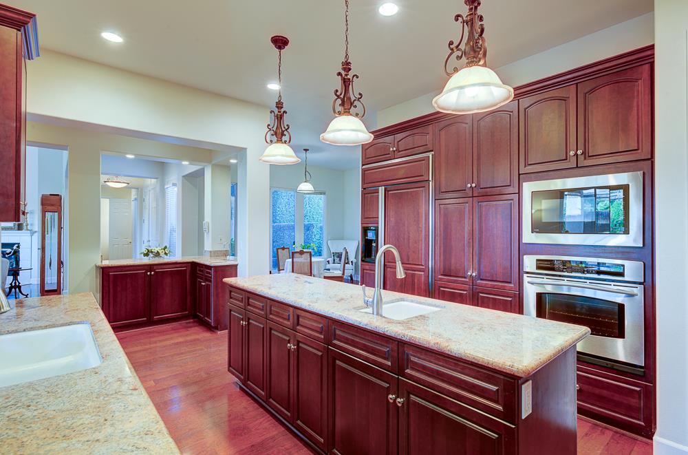 172 Omaha Ave, Clovis, CA 93619