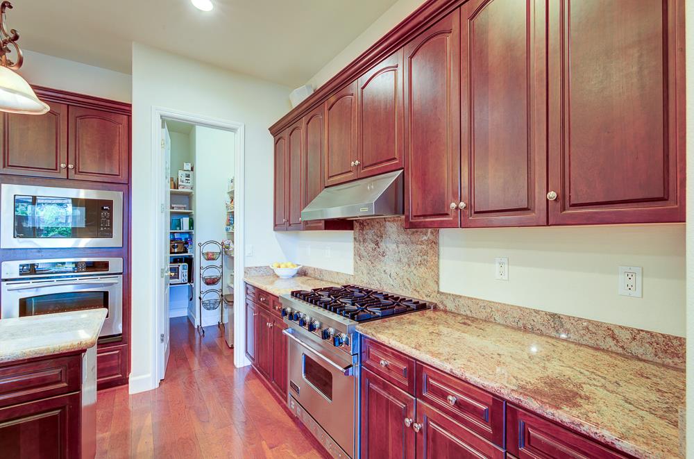 172 Omaha Ave, Clovis, CA 93619