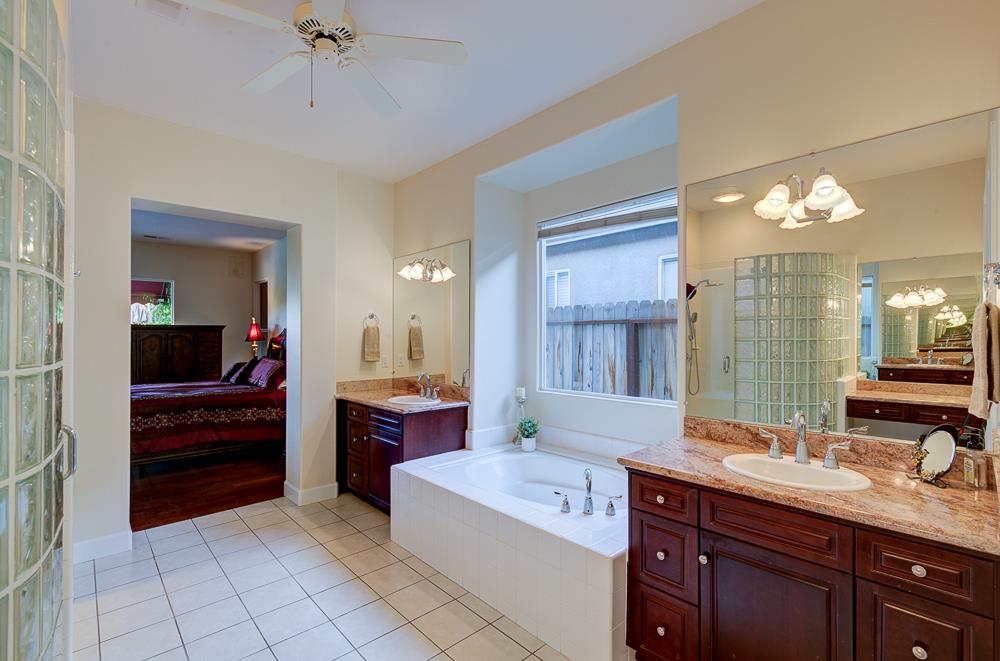 172 Omaha Ave, Clovis, CA 93619