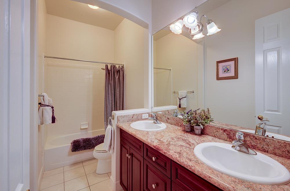 172 Omaha Ave, Clovis, CA 93619