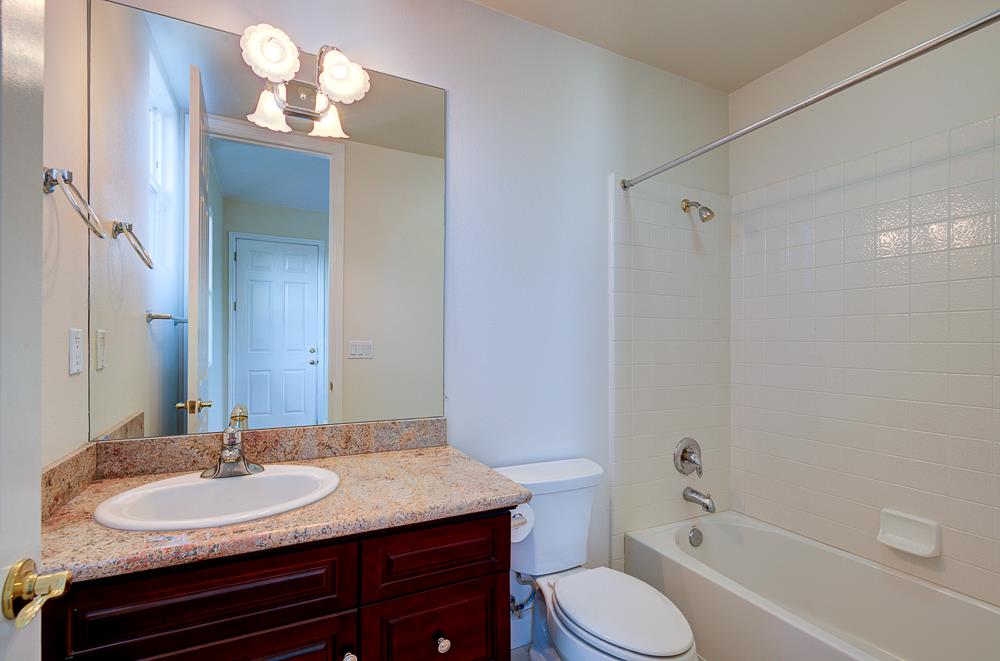 172 Omaha Ave, Clovis, CA 93619