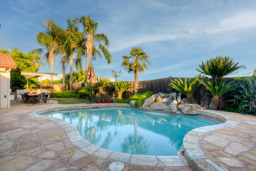 172 Omaha Ave, Clovis, CA 93619