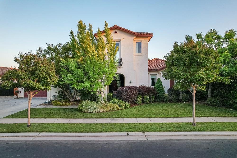 172 Omaha Ave, Clovis, CA 93619