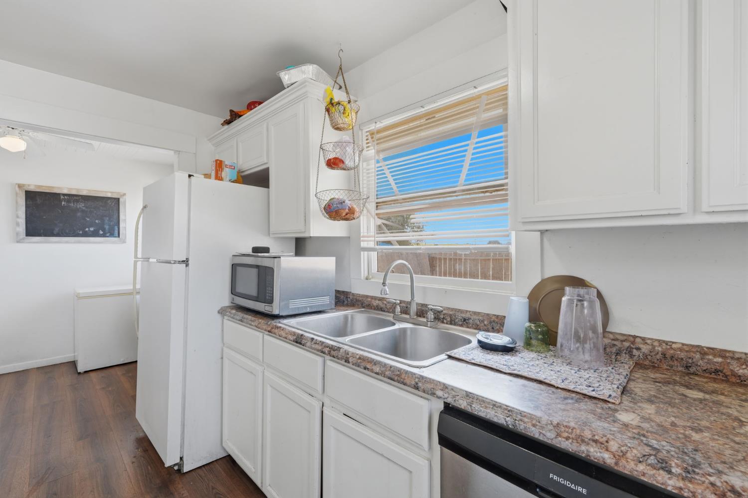 17481 Idaho Ave, Lemoore, CA 93245