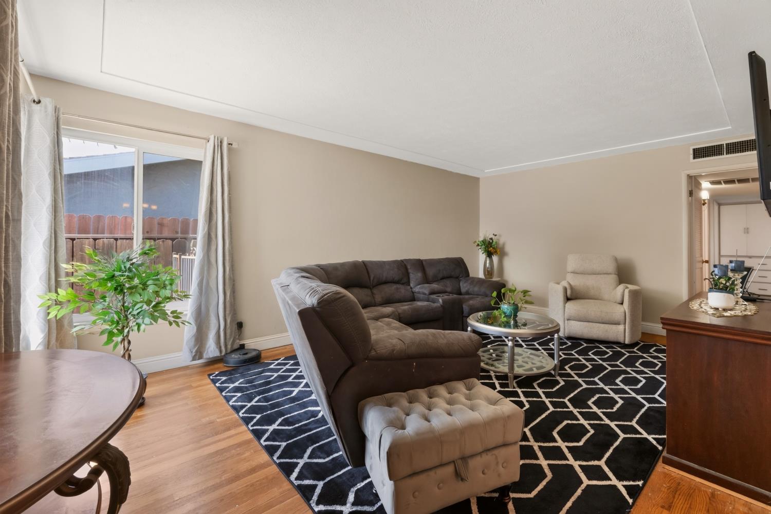 2703 E Robinson Ave, Fresno, CA 93726