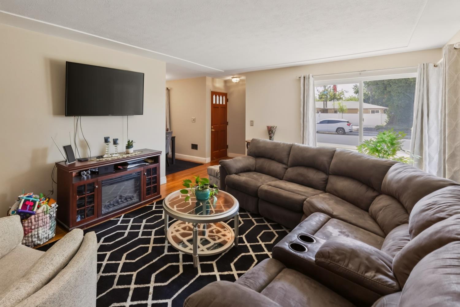 2703 E Robinson Ave, Fresno, CA 93726