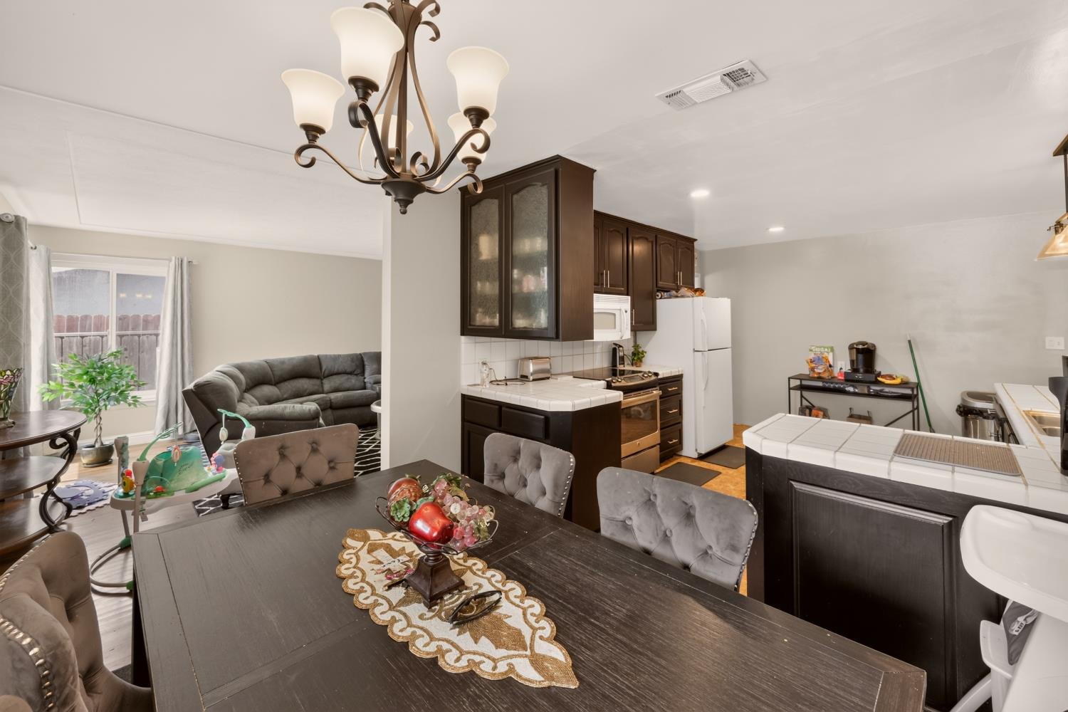 2703 E Robinson Ave, Fresno, CA 93726