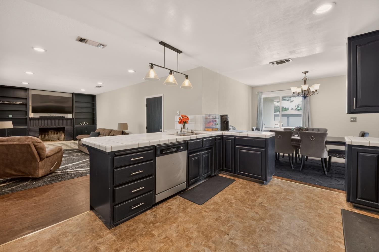 2703 E Robinson Ave, Fresno, CA 93726