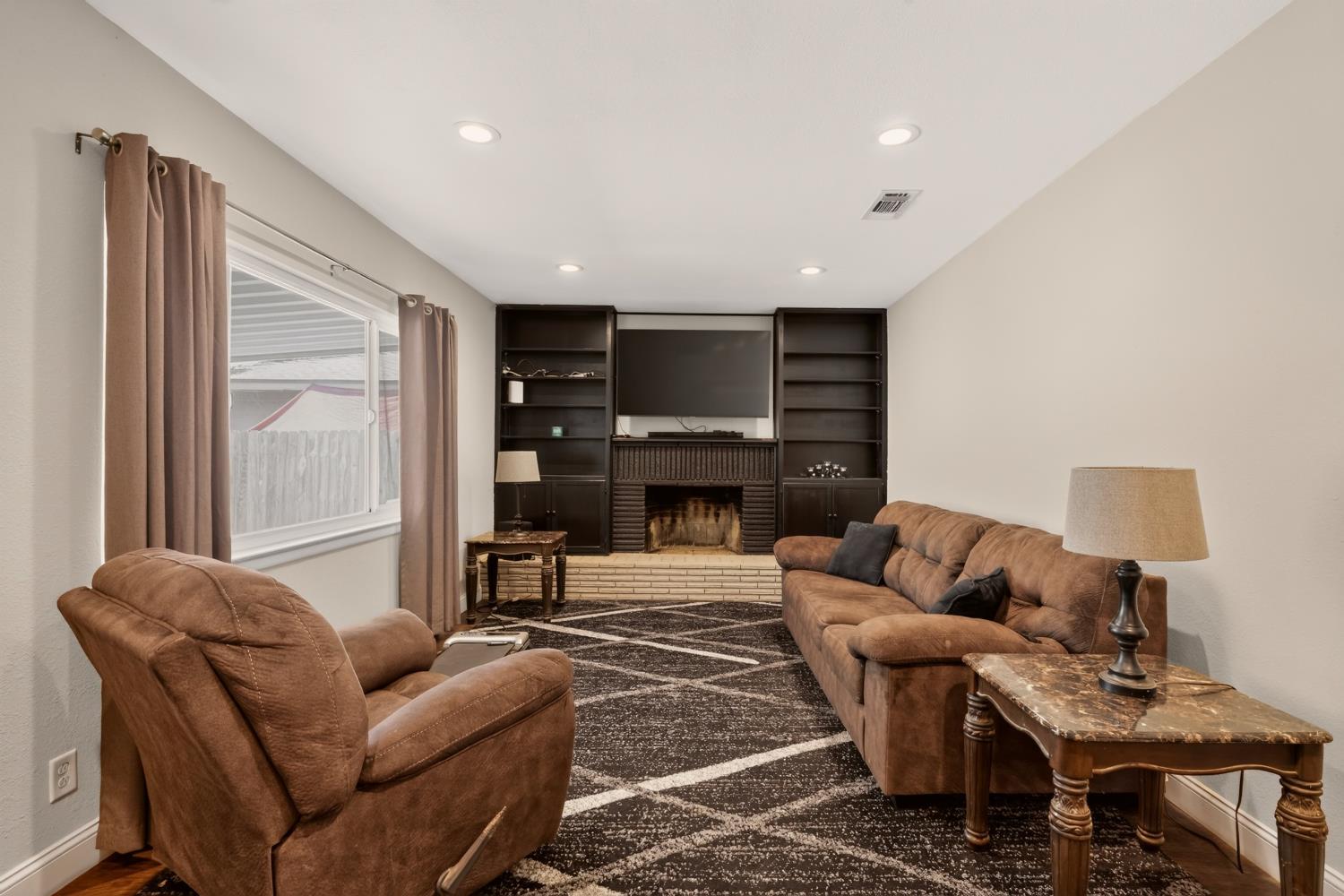 2703 E Robinson Ave, Fresno, CA 93726