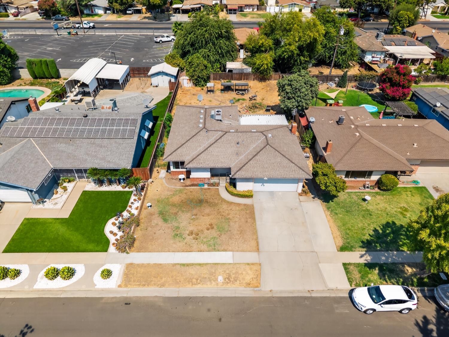2703 E Robinson Ave, Fresno, CA 93726