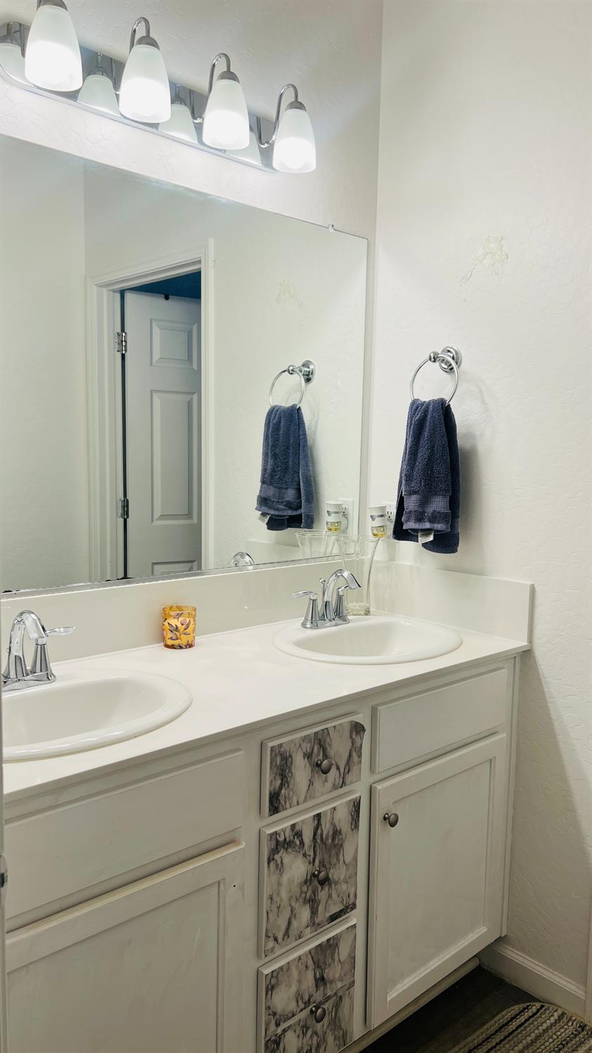 14338 W El Mar Ave, Kerman, CA 93630