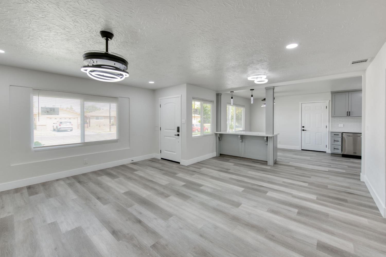 3812 E Bellaire Way, Fresno, CA 93726