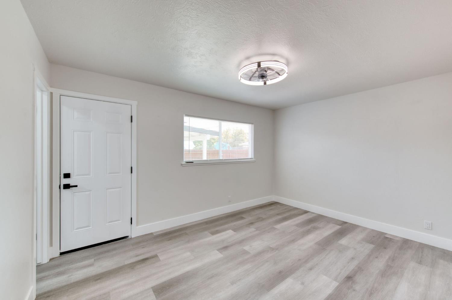 3812 E Bellaire Way, Fresno, CA 93726