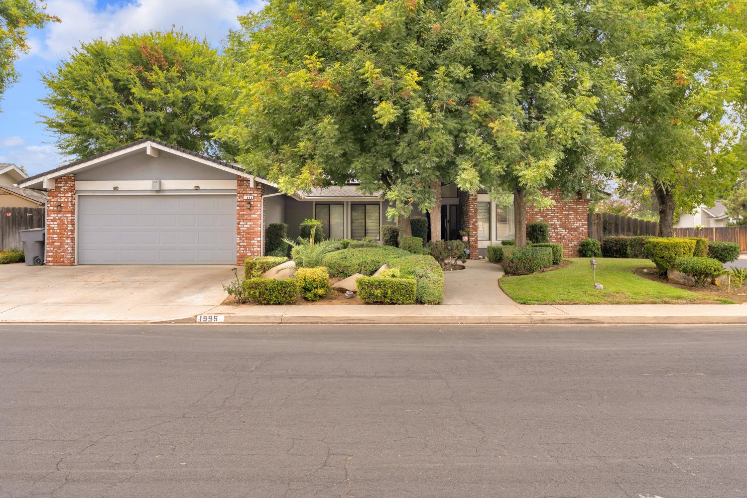 1995 Vartikian Ave, Clovis, CA 93611