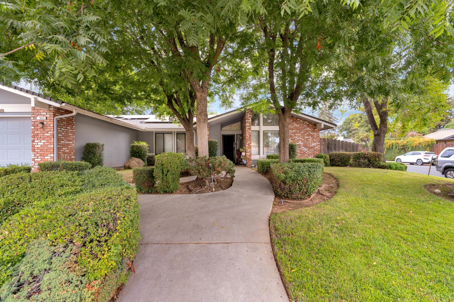 1995 Vartikian Ave, Clovis, CA 93611