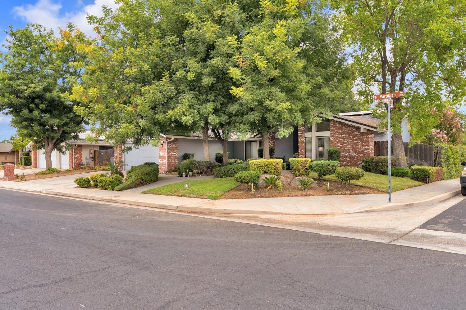 1995 Vartikian Ave, Clovis, CA 93611