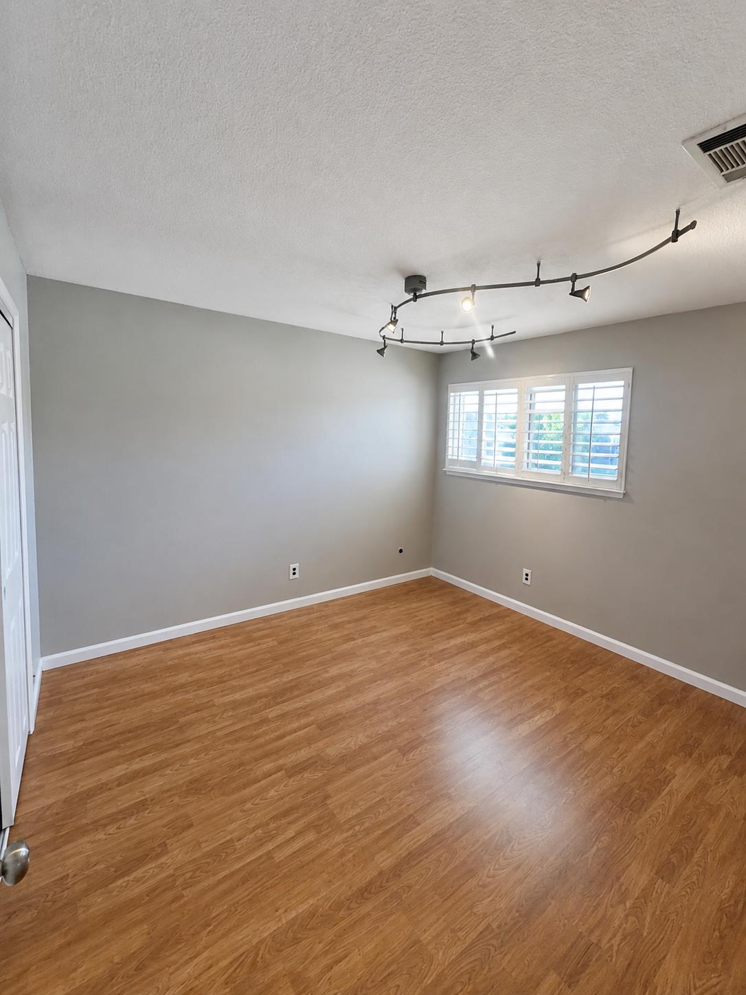 3265 E Vartikian Ave, Fresno, CA 93710