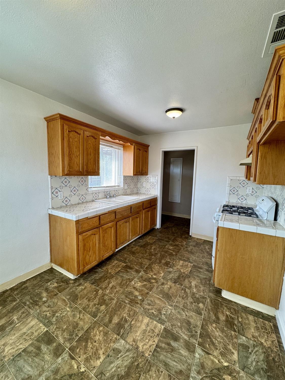 1115 Dellavalle Ave, Madera, CA 93638