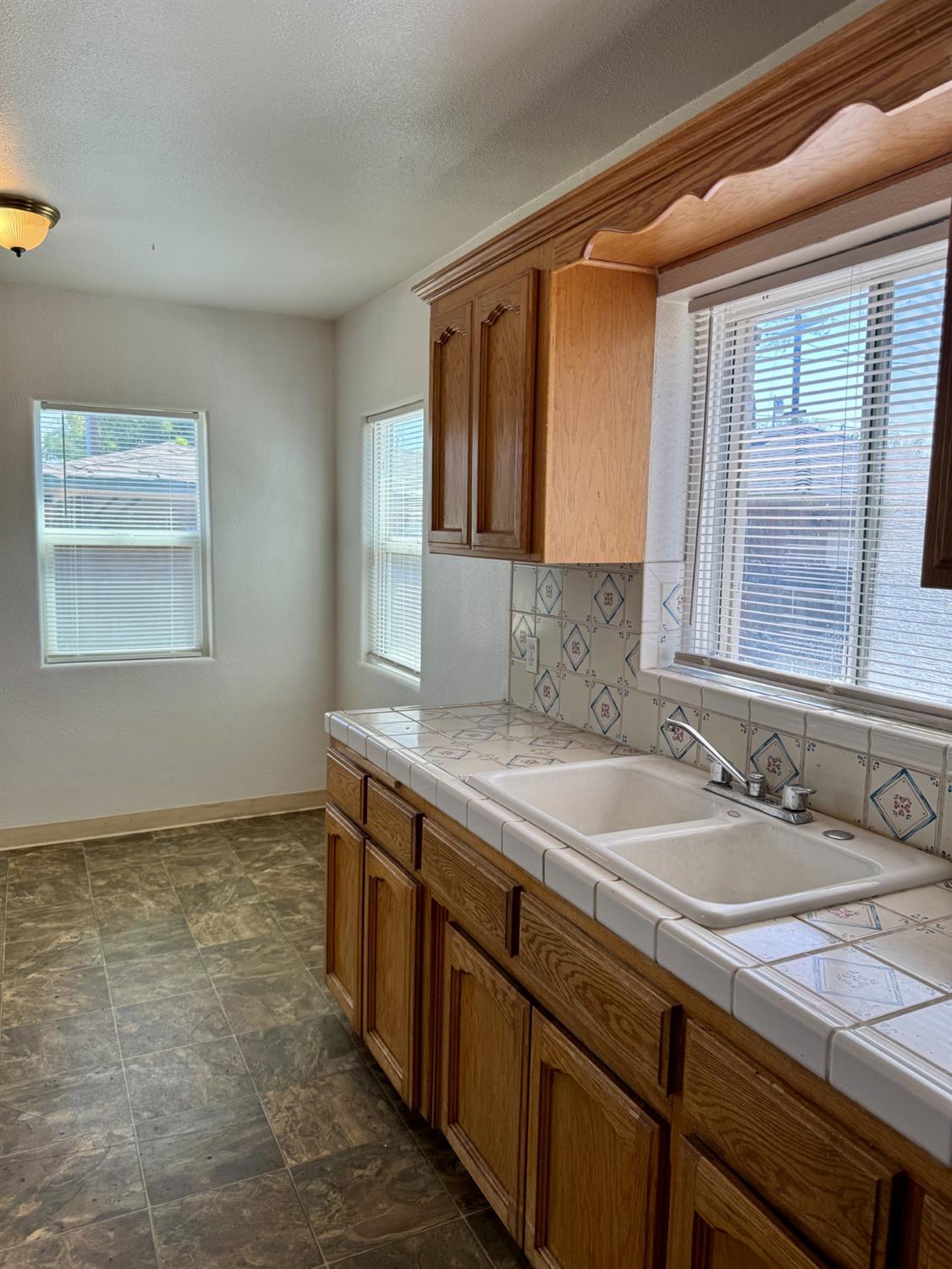 1115 Dellavalle Ave, Madera, CA 93638