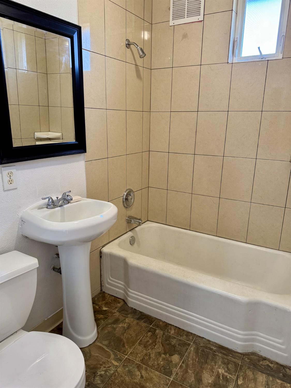 1115 Dellavalle Ave, Madera, CA 93638