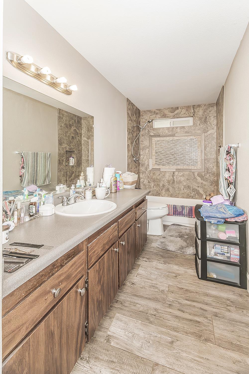1145 Van Ct, Hanford, CA 93230