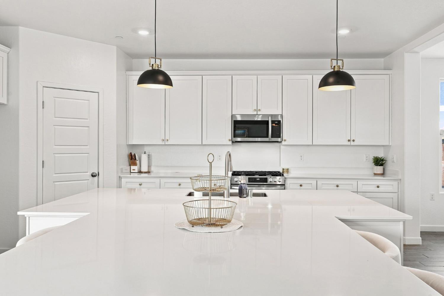527 Vanderbilt Dr, Lemoore, CA 93245