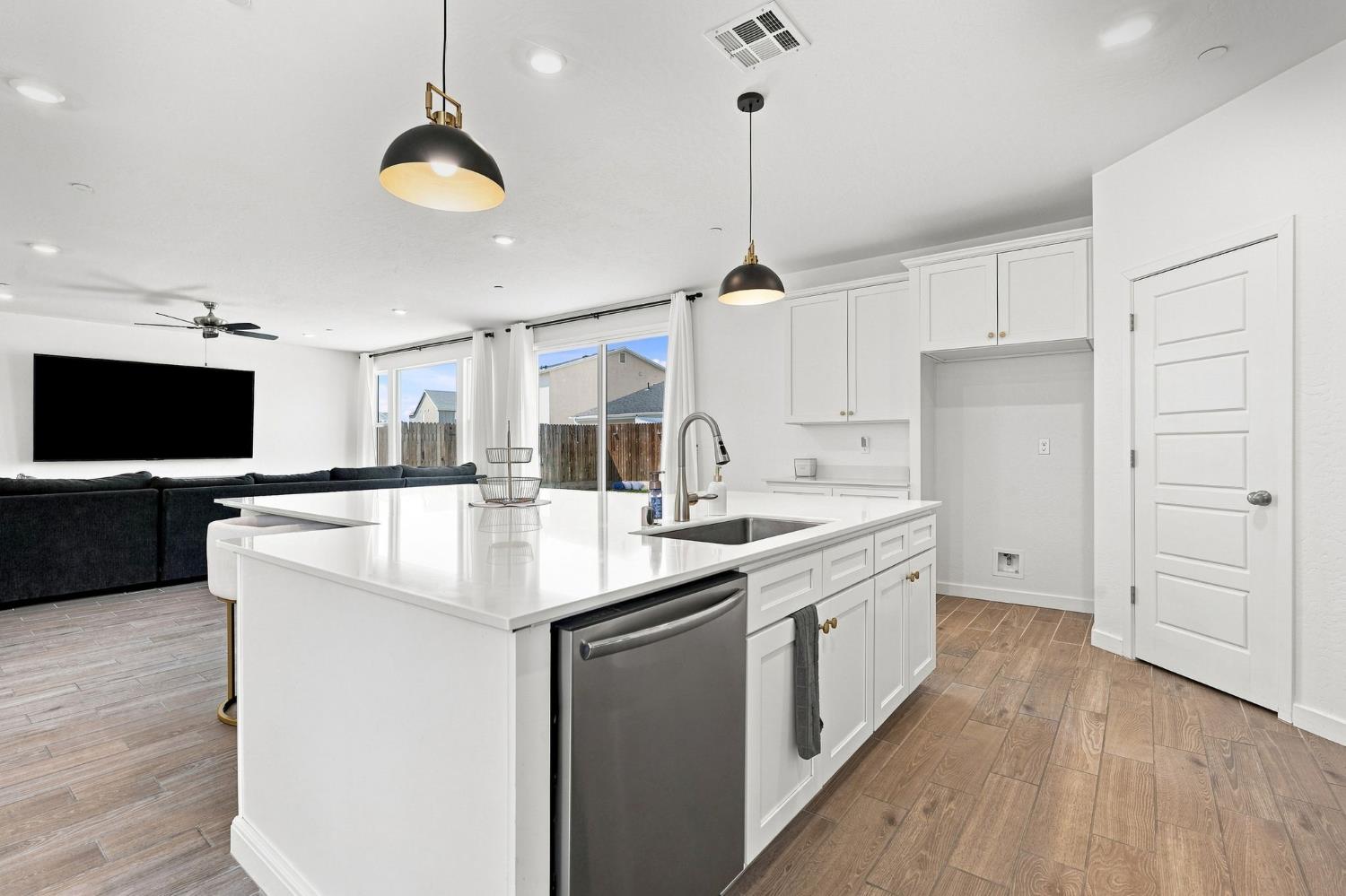 527 Vanderbilt Dr, Lemoore, CA 93245