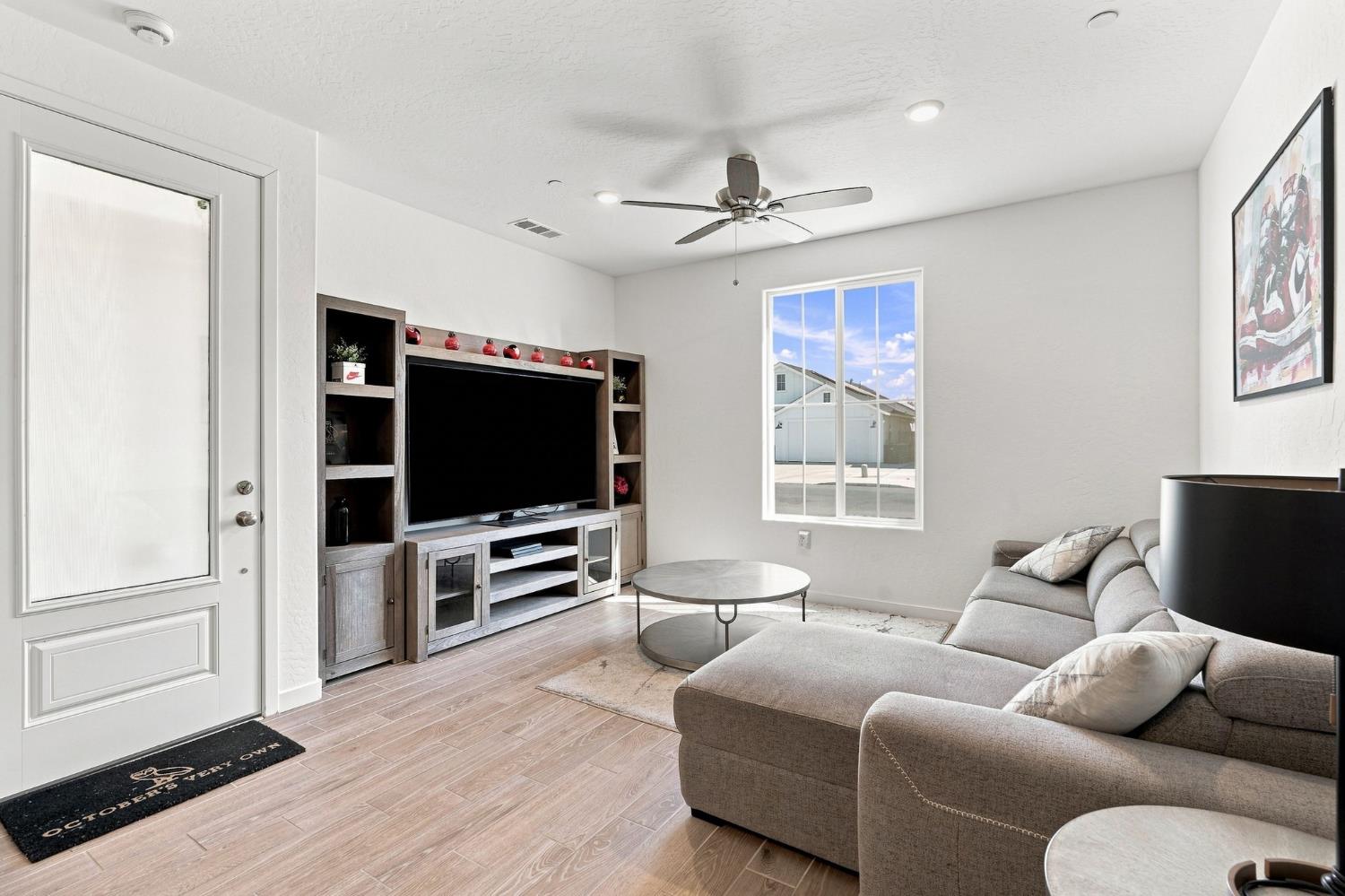 527 Vanderbilt Dr, Lemoore, CA 93245