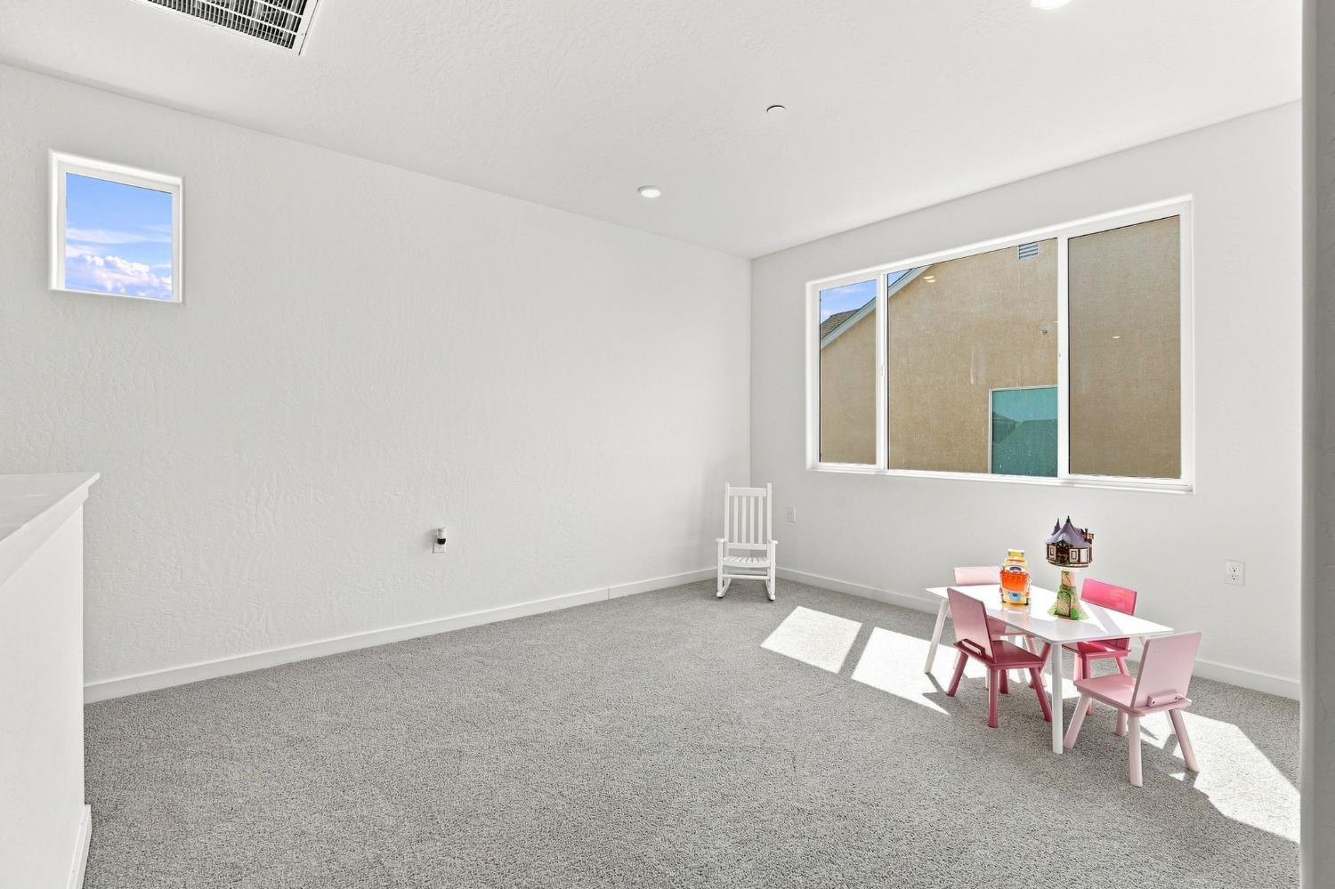 527 Vanderbilt Dr, Lemoore, CA 93245