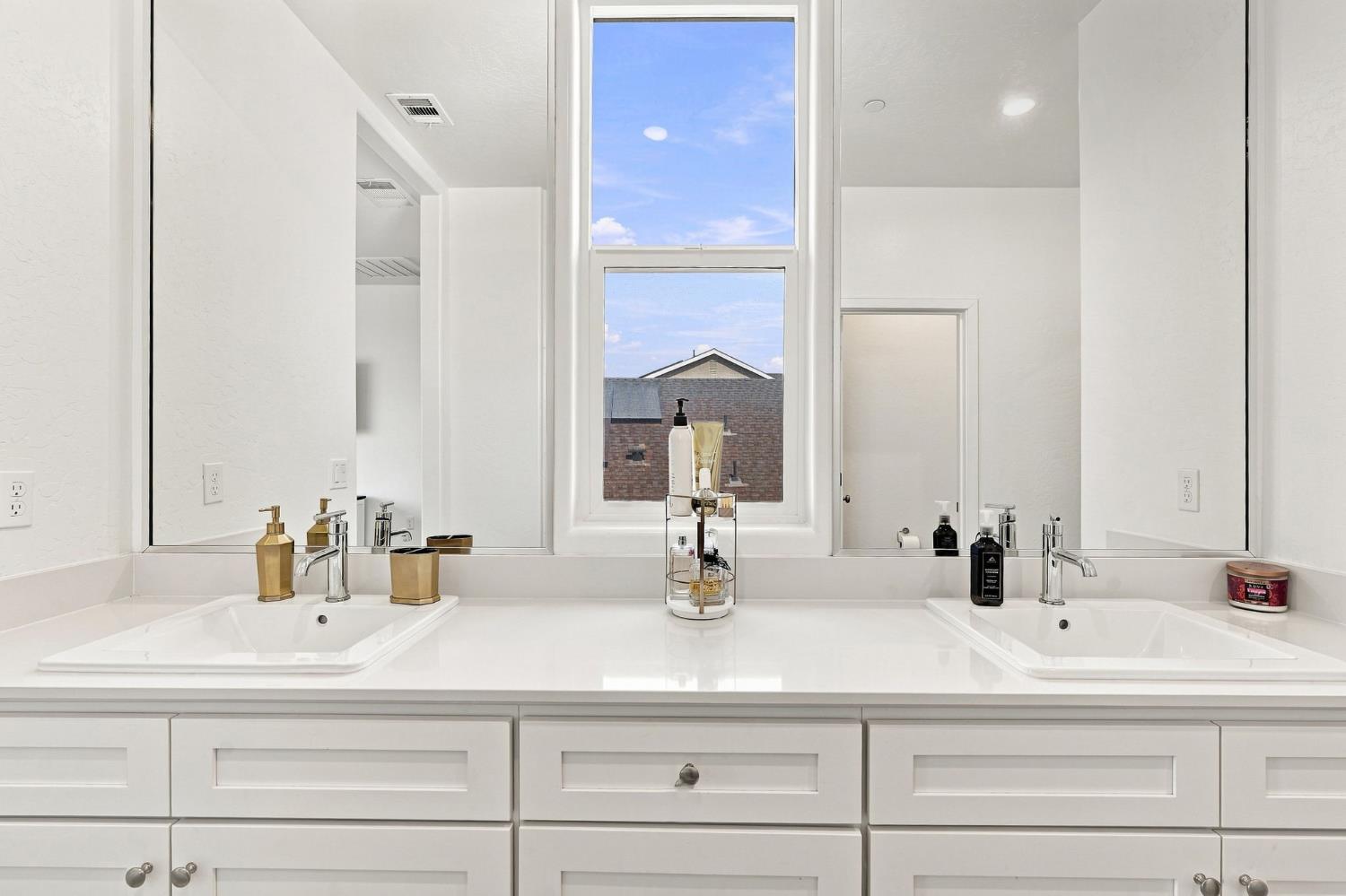 527 Vanderbilt Dr, Lemoore, CA 93245