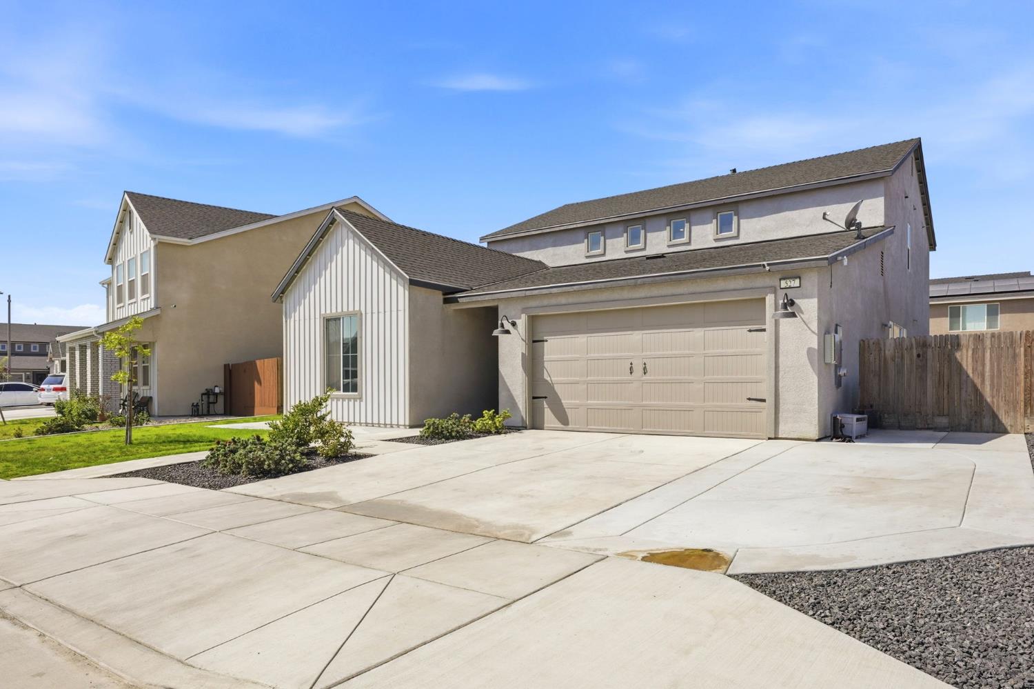 527 Vanderbilt Dr, Lemoore, CA 93245
