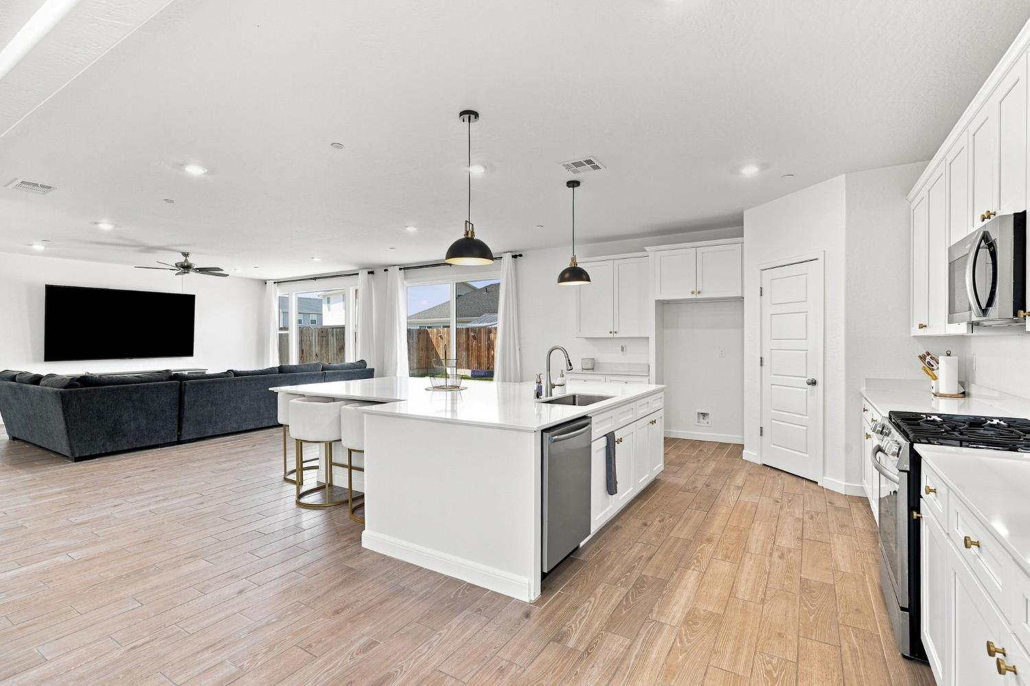 527 Vanderbilt Dr, Lemoore, CA 93245
