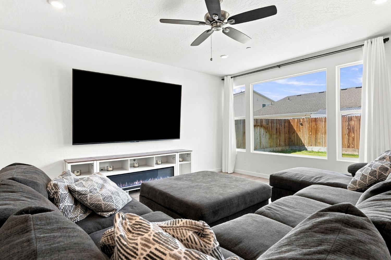 527 Vanderbilt Dr, Lemoore, CA 93245