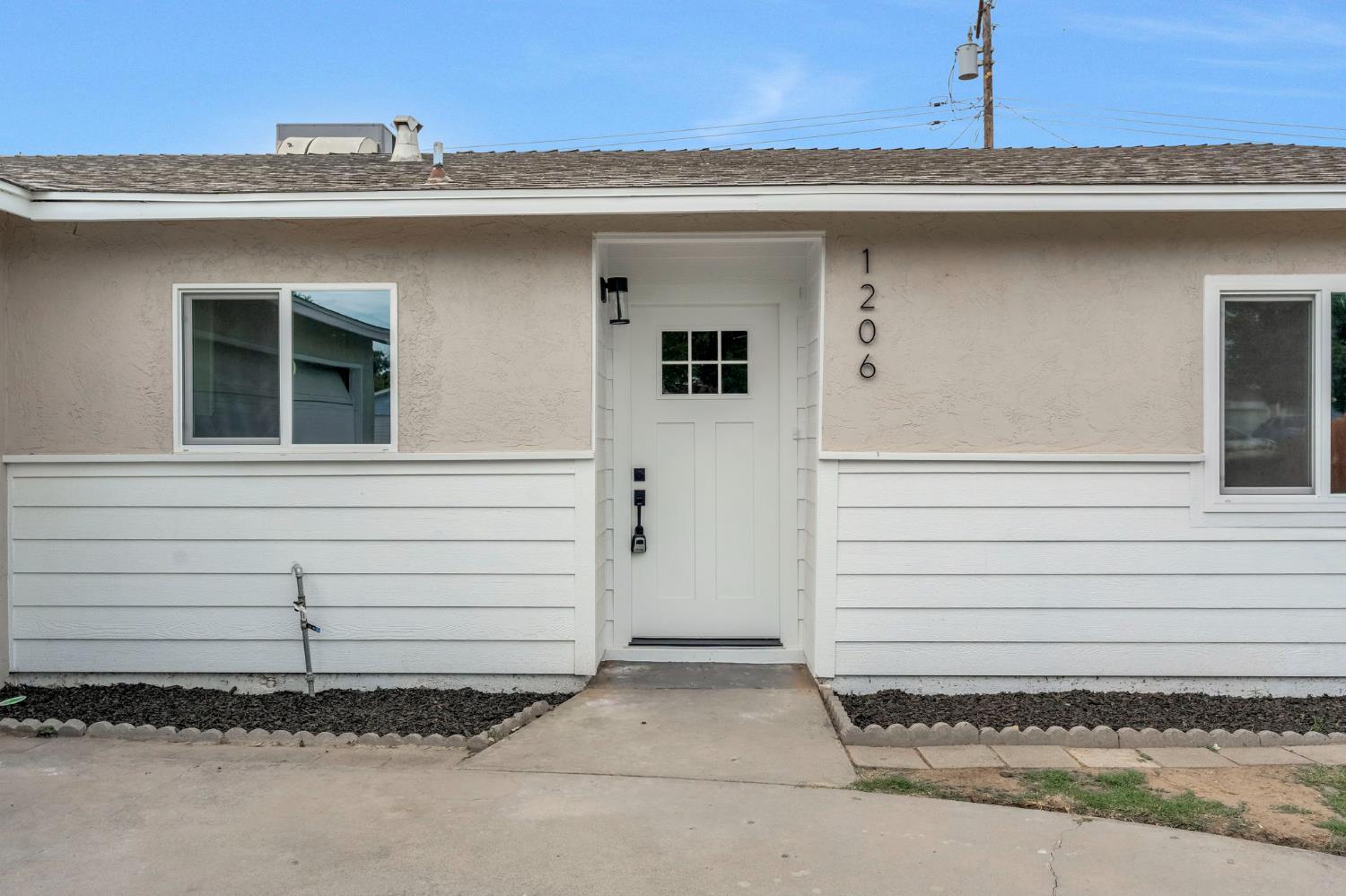 1206 S 12Th Ave, Hanford, CA 93230