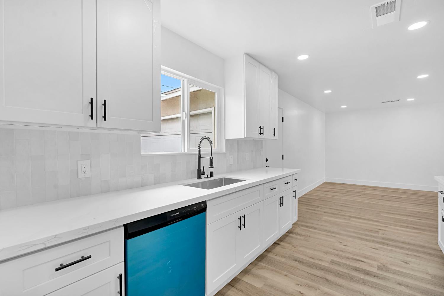 1206 S 12Th Ave, Hanford, CA 93230