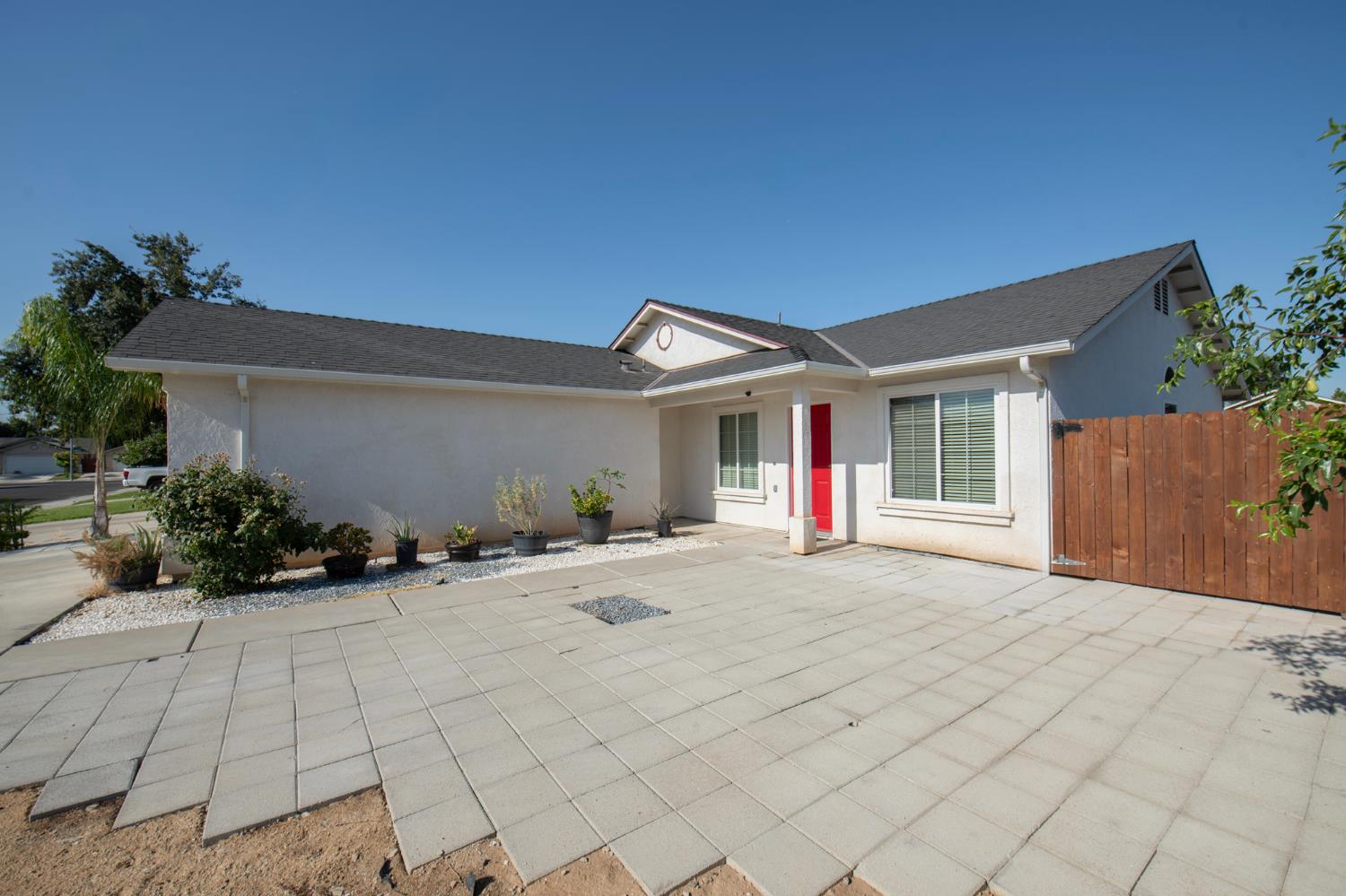 2366 S Sabre Ave, Fresno, CA 93727