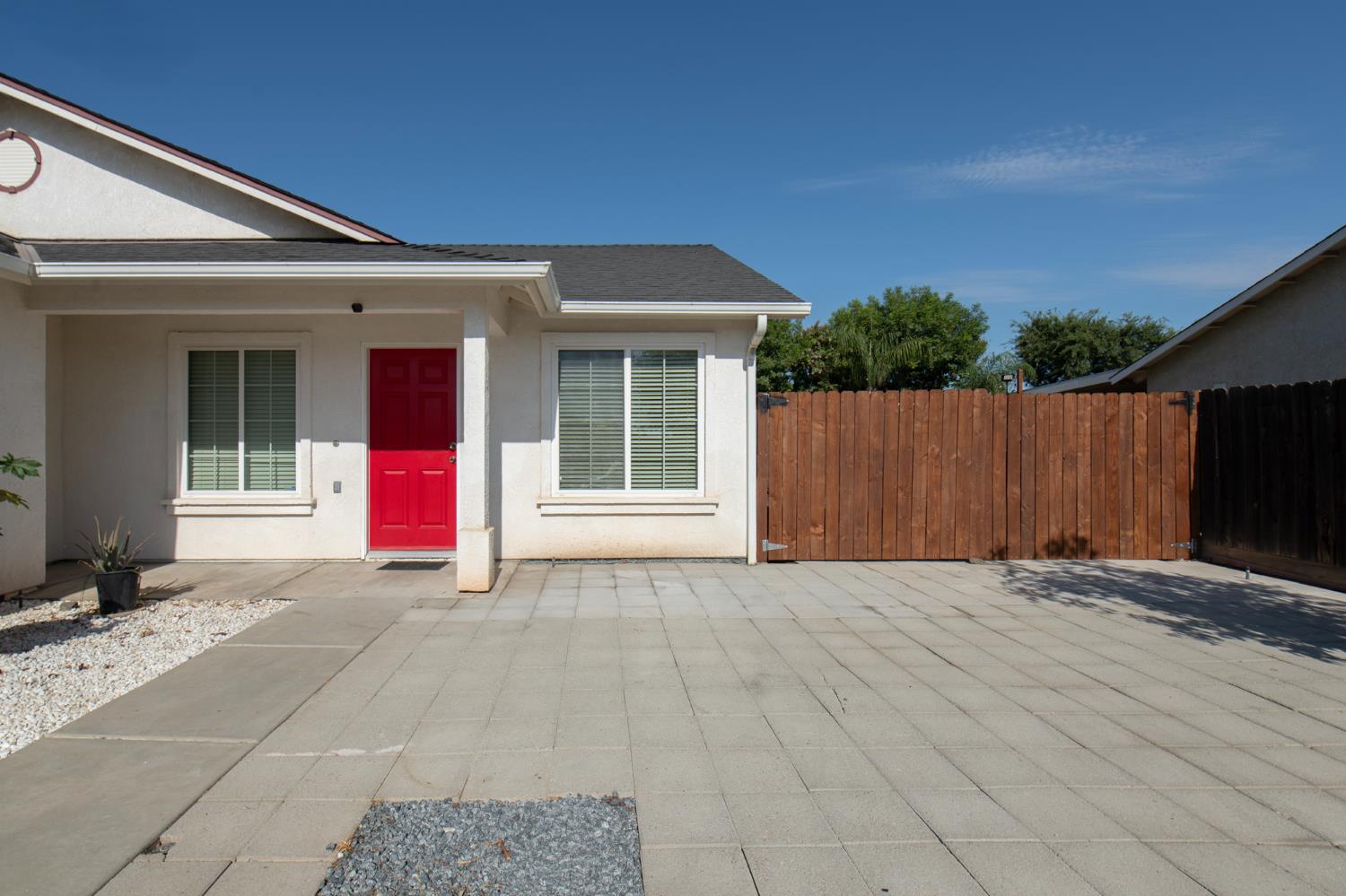 2366 S Sabre Ave, Fresno, CA 93727