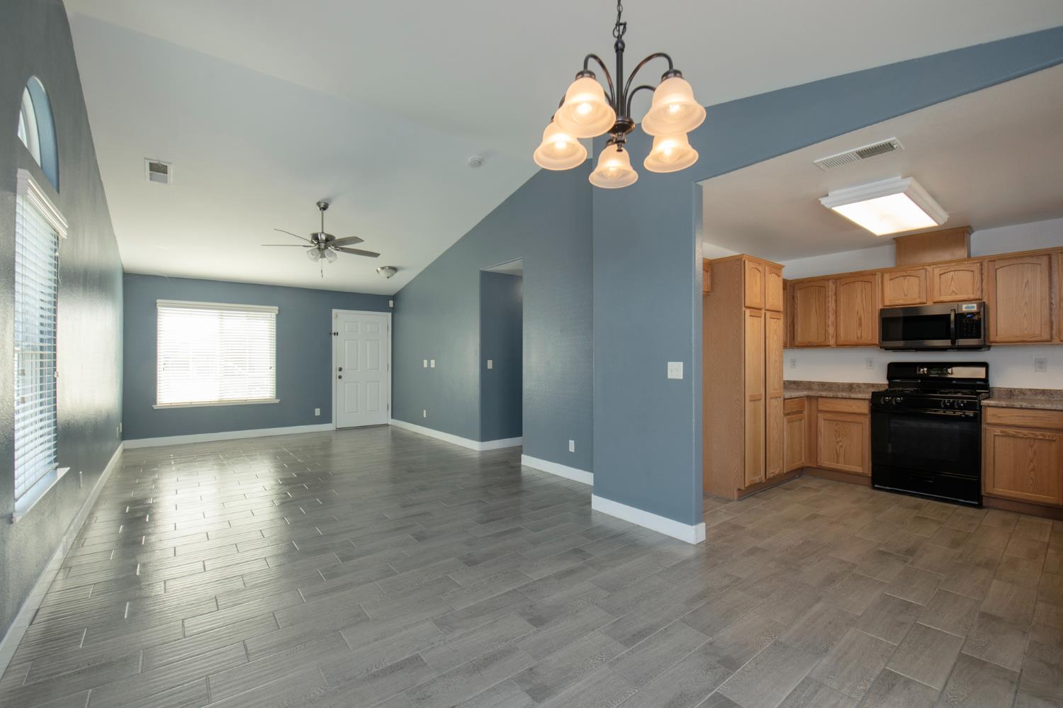 2366 S Sabre Ave, Fresno, CA 93727