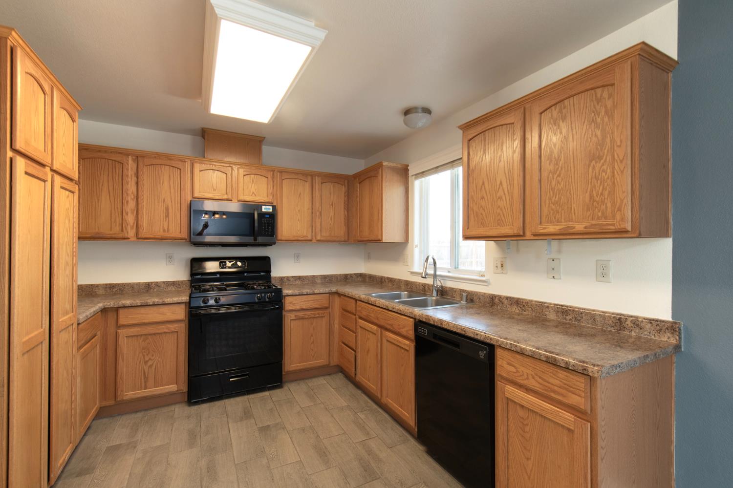 2366 S Sabre Ave, Fresno, CA 93727