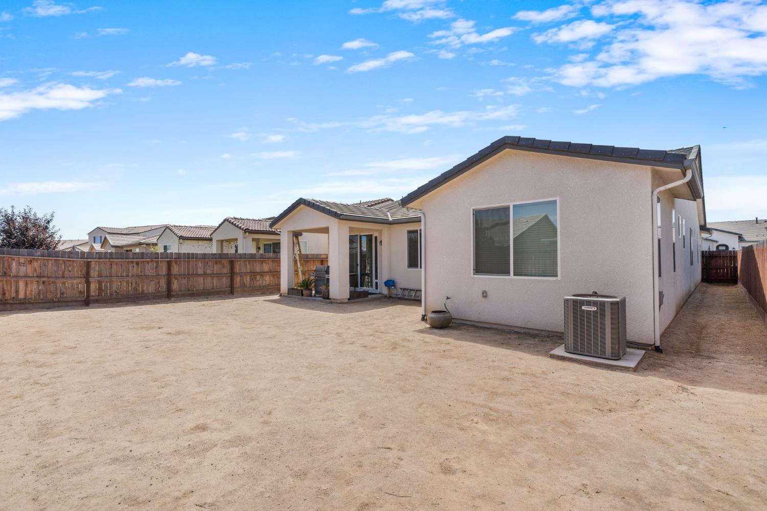 989 Spring St W, Madera, CA 93636